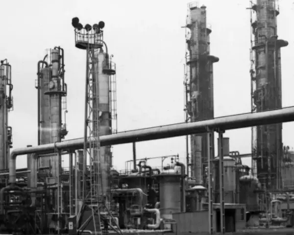 Wielka instalacja przemysłowa z wieżami destylacyjnymi i rurociągami. To właśnie tutaj powstają produkty, których nazwy zaczynają się od "rwpg co to".
