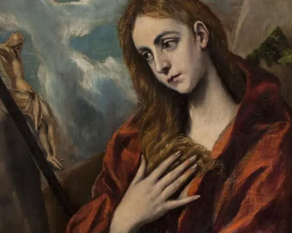 Smutna Magdalena w czerwonej szacie, z dłonią na piersi, obok krzyża z ukrzyżowanym Chrystusem. Jej postać symbolizuje głębokie znaczenie imienia Magdalena.