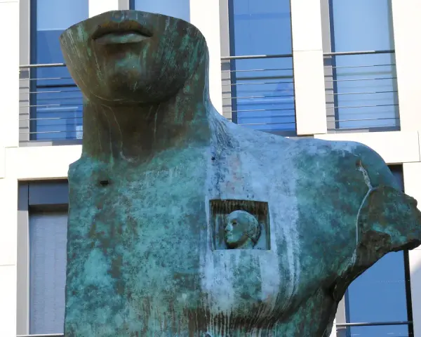 Rzeźba Igora Mitoraja, symbolizująca jego twórczość i pytania o życie. Na co zmarł? Tajemnica pozostaje.