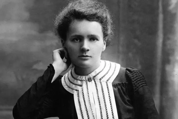 Portret Marii Skłodowskiej-Curie, naukowczyni, która odkryła polon i rad. Najważniejsze informacje o jej życiu i pracy.