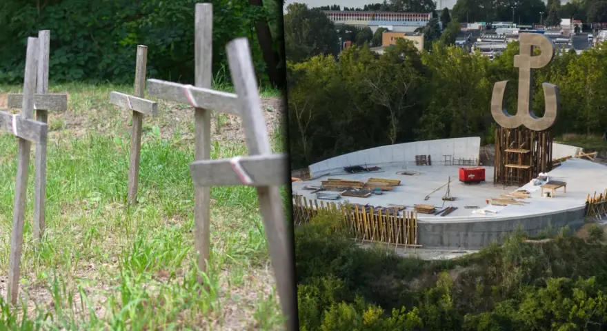 Drewniane krzyże na trawie i symbol Polski Walczącej w budowie. Park Akcji "Burza" upamiętnia bohaterów.