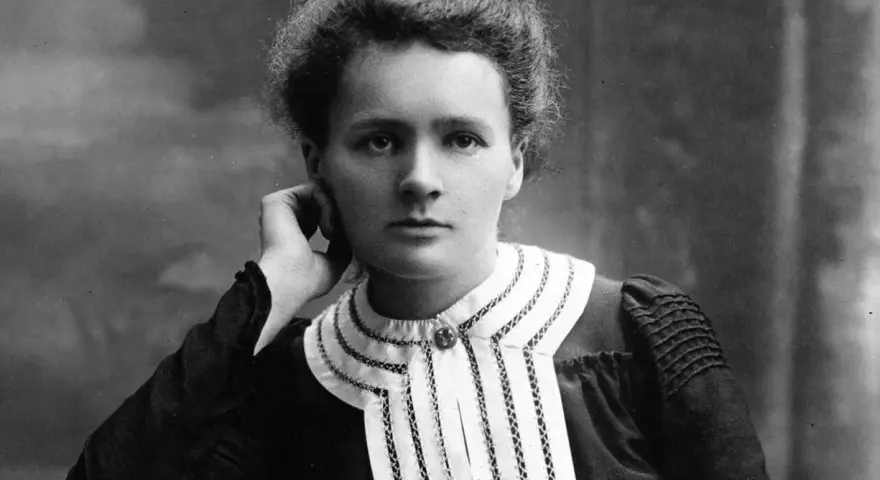 Portret Marii Skłodowskiej-Curie, naukowczyni, która odkryła polon i rad. Najważniejsze informacje o jej życiu i pracy.