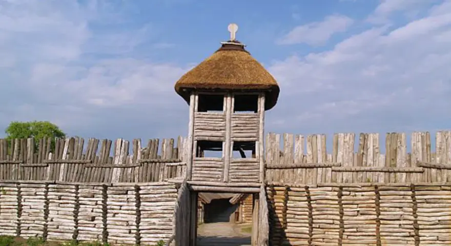 Gród z wieżą i wałami obronnymi. Czy Poznań był stolicą Polski? Warto odwiedzić takie miejsca, by poczuć ducha historii.