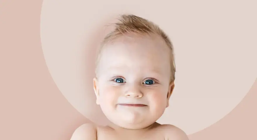Uśmiechnięty chłopiec, Beniamin, którego znaczenie imienia to "syn prawej ręki", z niebieskimi oczami i blond włosami.