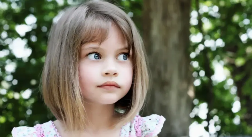 Urocza dziewczynka o niebieskich oczach, Justyna. Jej imię oznacza "sprawiedliwa", a ona sama wygląda na ciekawską i pełną życia.