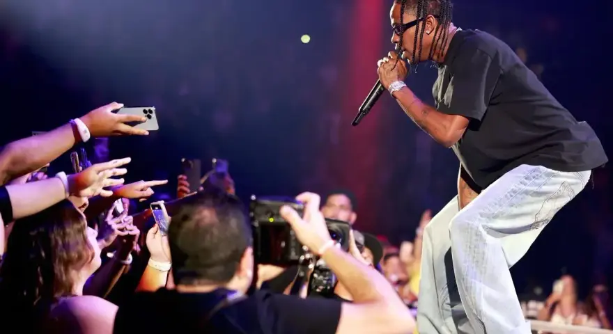 Travis Scott na koncercie w Polsce, fani nagrywają go telefonami.