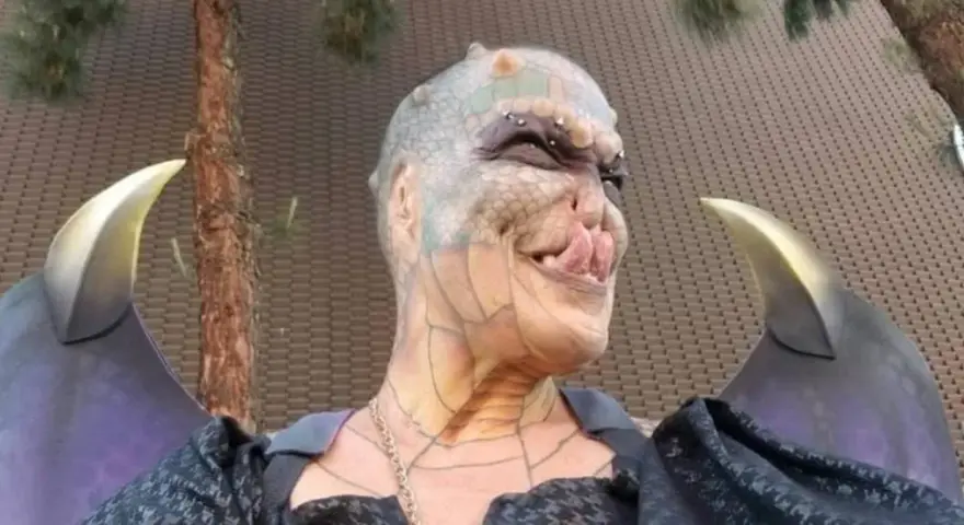 Eva Tiamat Medusa, w stylizacji przypominającej mityczną Meduzę, z łuskami i skrzydłami, wygląda jak postać z legend.