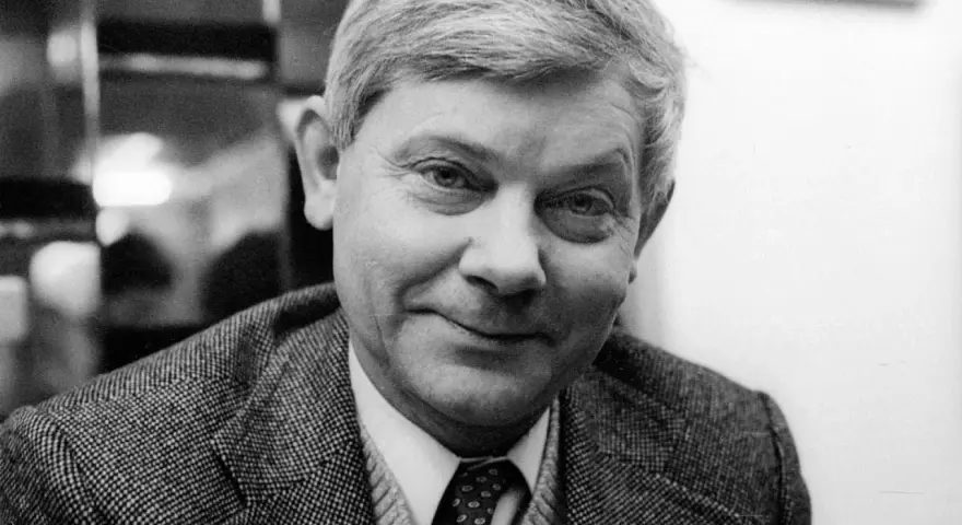 Zbigniew, którego imię oznacza "tego, który przegania gniew", uśmiecha się do obiektywu.