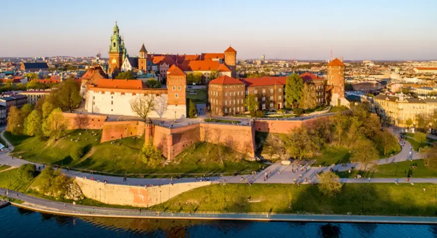 Zamek Królewski na Wawelu, serce Krakowa, drugiej stolicy Polski, w blasku zachodzącego słońca.