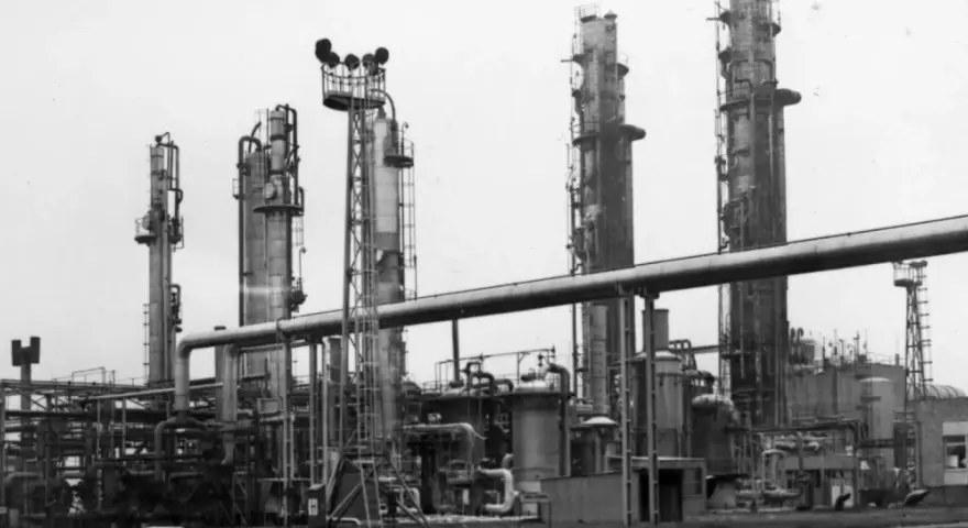 Wielka instalacja przemysłowa z wieżami destylacyjnymi i rurociągami. To właśnie tutaj powstają produkty, których nazwy zaczynają się od "rwpg co to".