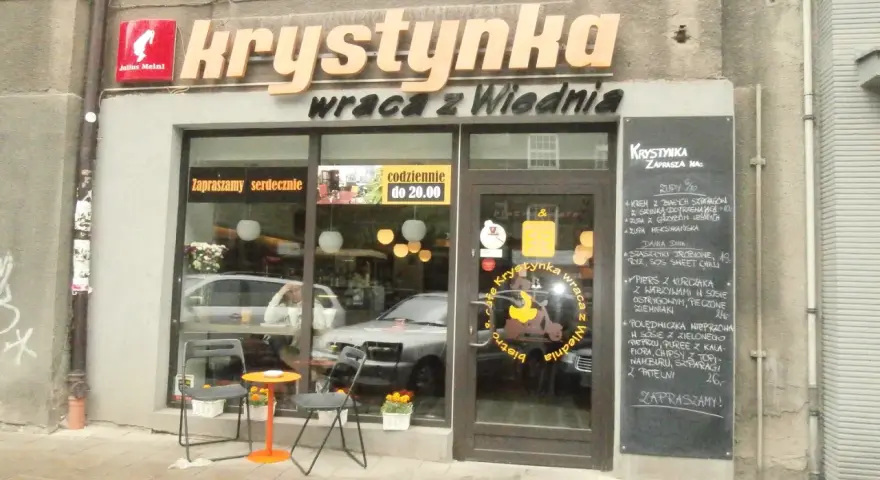 Krystynka wraca z Wiednia, zapraszając na pyszne zupy i dania. Wita nas menu na tablicy.
