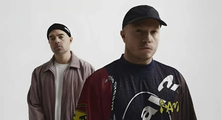 Dwóch mężczyzn w czapkach, jeden w sztruksowej kurtce, drugi w bluzie z napisem "Is this dream". Czy to zapowiedź problem koncertów 2025?