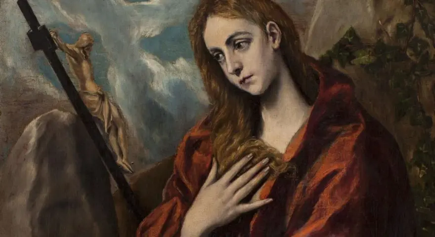 Smutna Magdalena w czerwonej szacie, z dłonią na piersi, obok krzyża z ukrzyżowanym Chrystusem. Jej postać symbolizuje głębokie znaczenie imienia Magdalena.