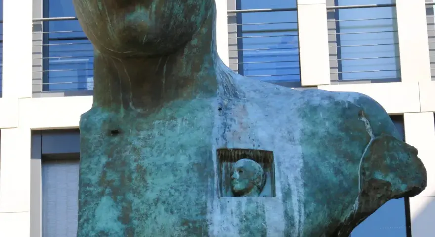 Rzeźba Igora Mitoraja, symbolizująca jego twórczość i pytania o życie. Na co zmarł? Tajemnica pozostaje.