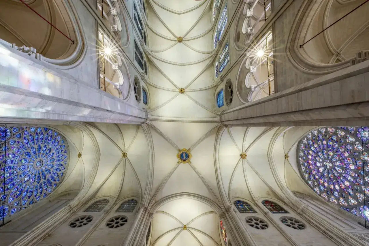 Wnętrze katedry Notre Dame zachwyca sklepieniem i witrażami.