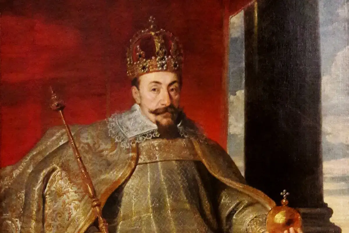 Portret króla w koronie i bogatym stroju, trzymającego berło i jabłko. Postać przypomina najdłużej panującego króla polskiego.