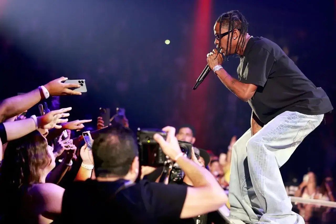 Travis Scott na koncercie w Polsce, fani nagrywają telefonami.