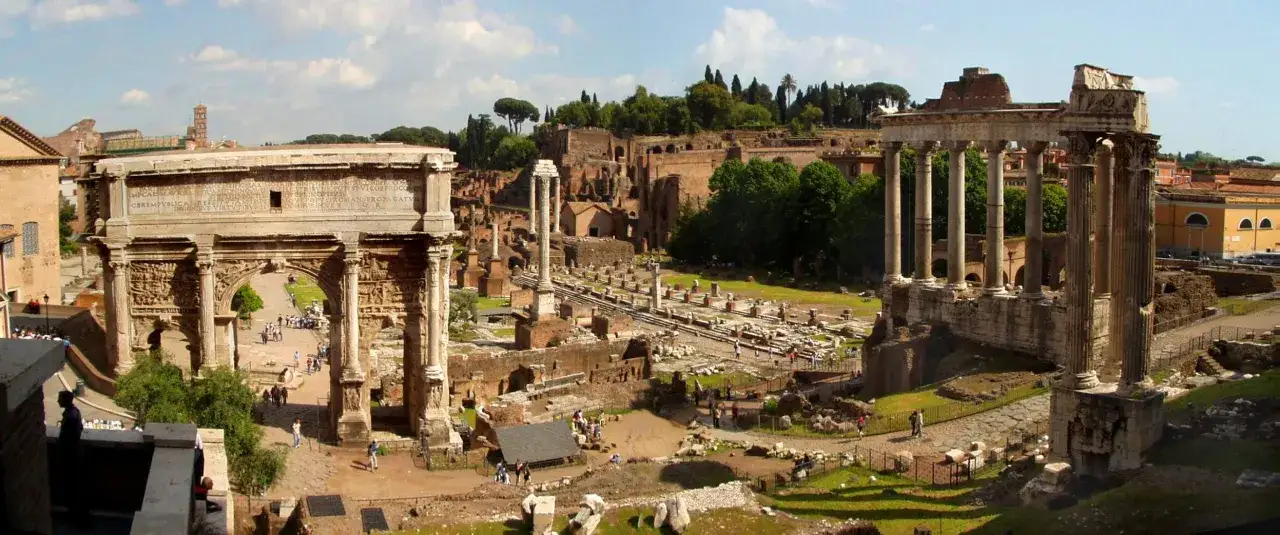 Łuk Septymiusza Sewera i ruiny Forum Romanum, gdzie wyryto prawo 12 tablic.