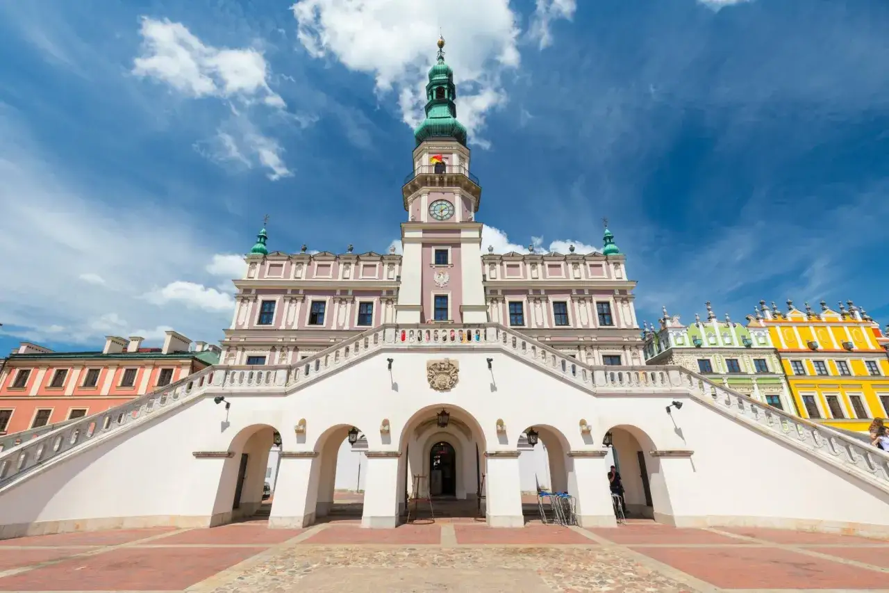 Ratusz w Zamościu, perle renesansu, zaprasza do odkrycia, dlaczego to miasto idealne. Monumentalne schody prowadzą do serca Zamościa.