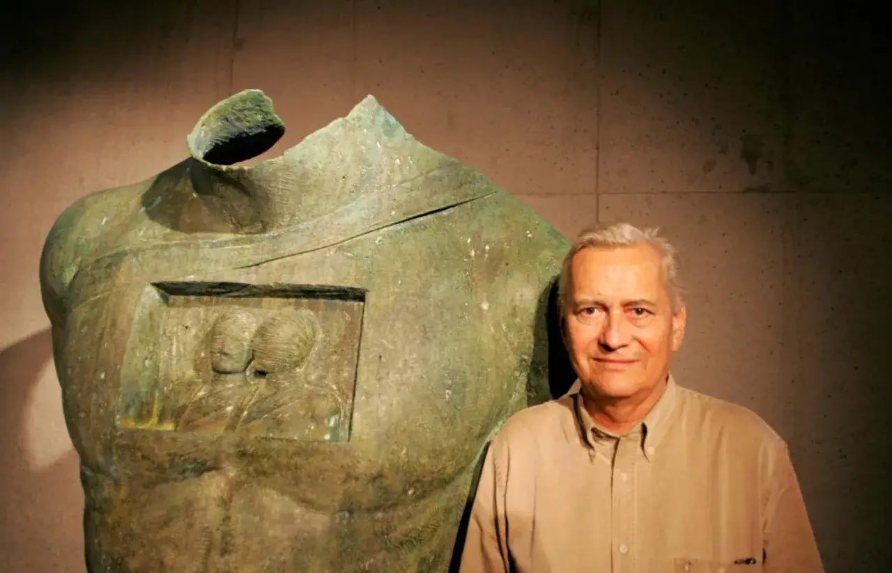 Igor Mitoraj, znany z monumentalnych rzeźb, zmarł po długiej chorobie. Na zdjęciu artysta pozuje obok swojej pracy.