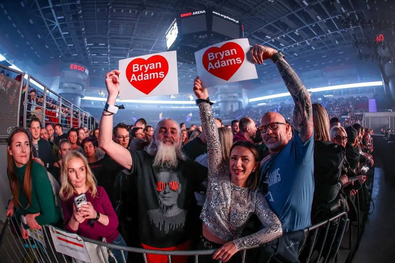 Fani z transparentami